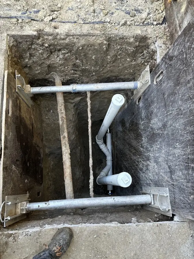 Experienced plumber completing Drain Cleaning work in Webb City